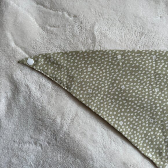 NWT Loic by Design Ditsy Daisy Floral Dog Bandana, Taupe + White, Size Medium - Picture 2 of 13